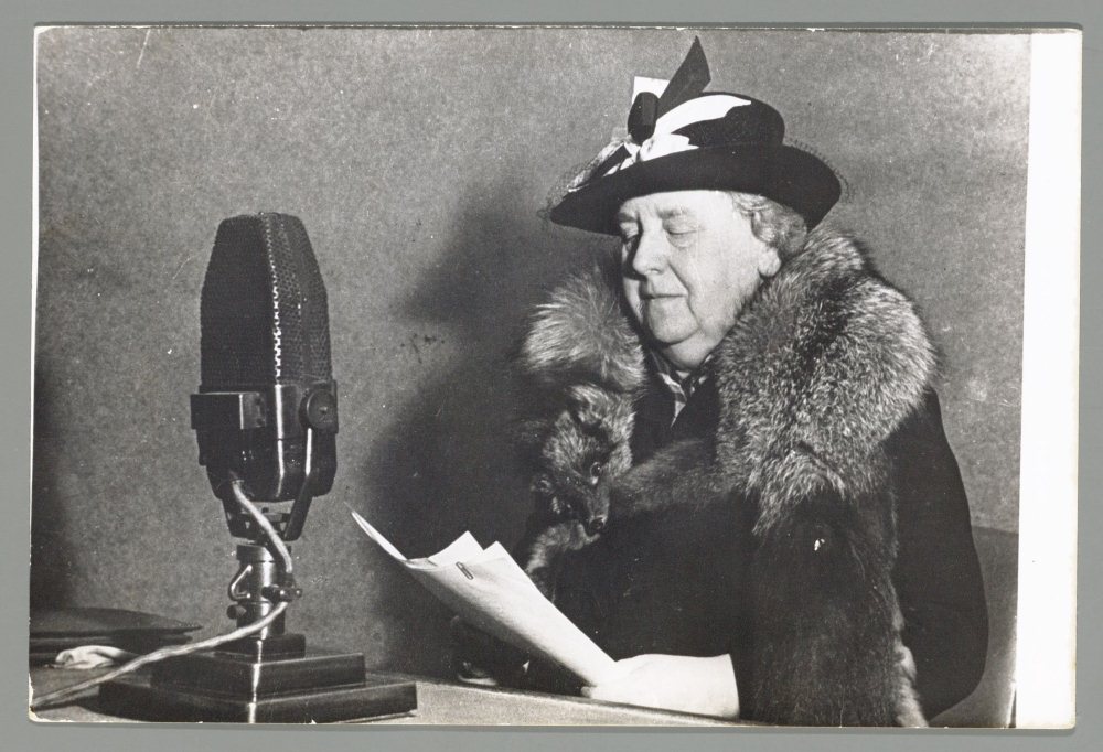Koningin Wilhelmina spreekt tot het volk via Radio Oranje.
