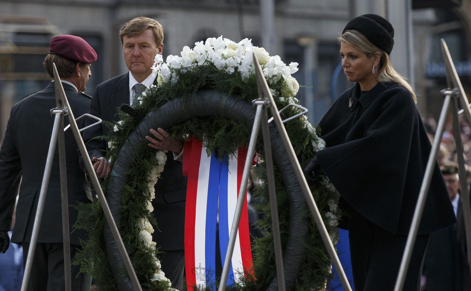 Kranslegging door koning Willem-Alexander en koningin Máxima tijdens Dodenherdenking (Nationaal Comité)