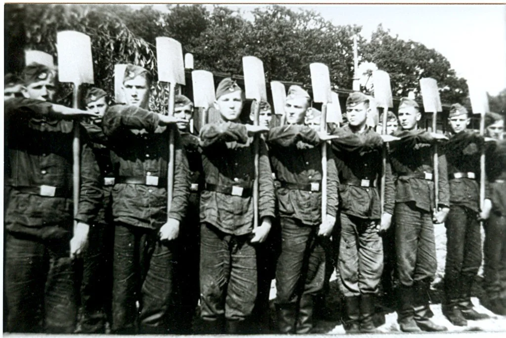 Strammstehenmet de spade bij de Reichsarbeitsdienst 6/212. Collectie B. Honermann. Foto: onbekend | 1943