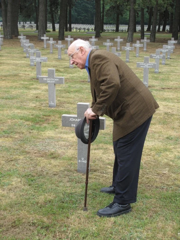 Definitief afscheid van zijn gesneuvelde kameraden; Duitse soldatenbegraafplaats, Ysselsteyn (L). Collectie en foto: I. Maan