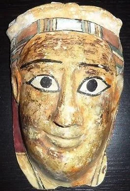 Voorbeeld van een mummie-kartonnage. Deze recent werd aangeboden op eBay.