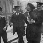 Emmeline Pankhurst wordt weer eens opgepakt. (anglotopia.com)