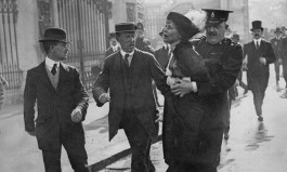 Emmeline Pankhurst wordt weer eens opgepakt. (anglotopia.com)