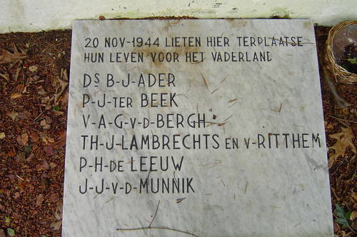 Plaquette bij het herdenkingsteken. Bron: www.4en5mei.nl