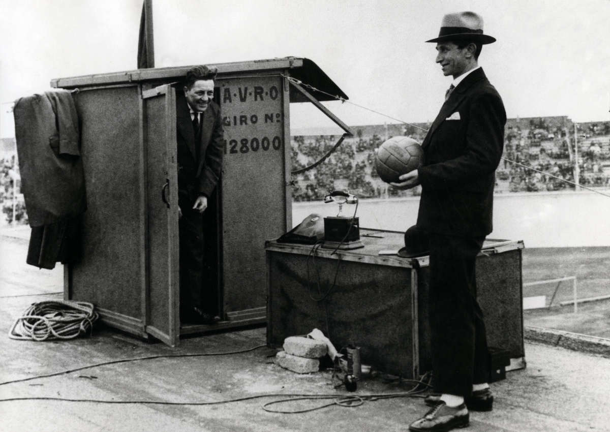 AVRO-directeur Willem Vogt (links) en radioverslaggever Han Hollander op het dak van het Olympisch Stadion in Amsterdam op 11 maart 1928.