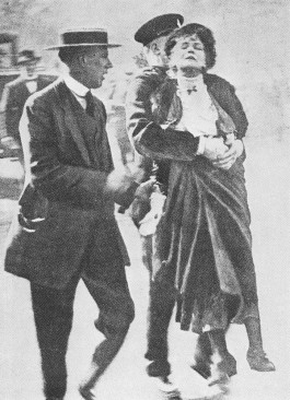 Emmeline Pankhurst bij arrestatie in mei 1914