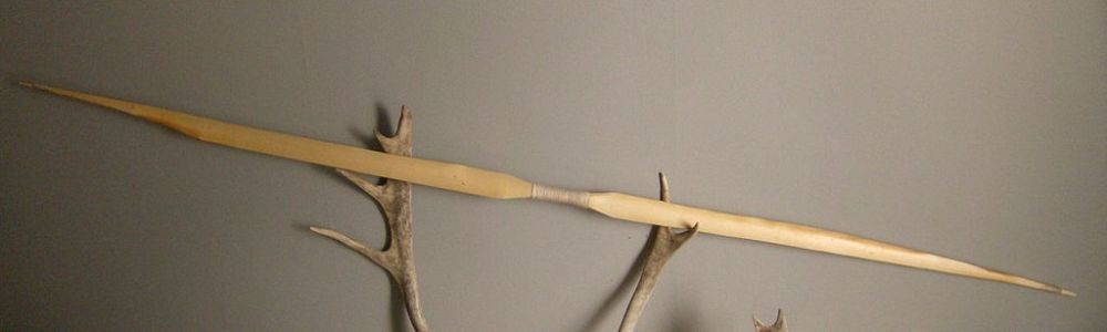 Replica van de oudste intact gevonden boog, de 9000 jaar oude 154 centimeter lange Holmegaard boog uit Denemarken (foto: wiki, upload van Martin Fields)