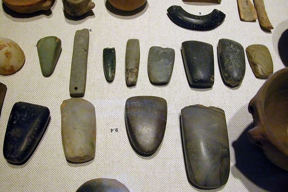 Neolithische werktuigen (foto: wiki, upload van Michael Greenhalgh)