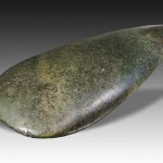 Neolithische bijl 11.000-5300 jaar oud. Foto: wiki-collectie Alexandre Stuer&Alexis Damour, upload van Didier Descouens