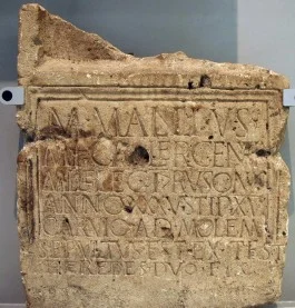Inscriptie uit Herwen: het graf van een soldaat Mallius. (Valkhofmuseum)