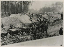 Aanleg van de tankgracht door het Haagse Bos in 1943. Collectie Haags Gemeentearchief