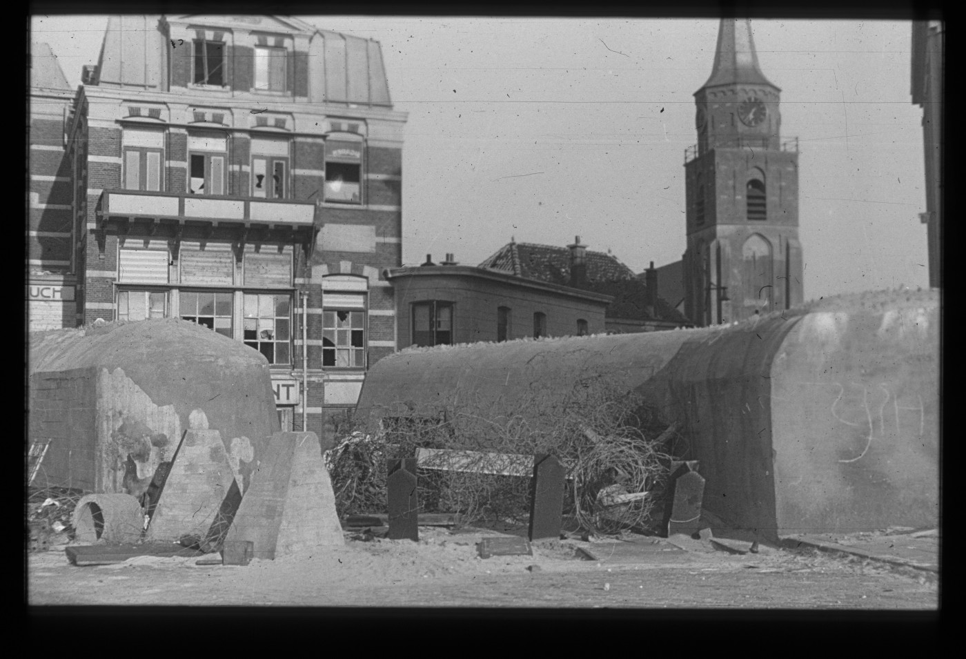Doorgang in de tankmuur op de boulevard bij de Keizerstraat, 1945. Collectie Haags Gemeentearchief