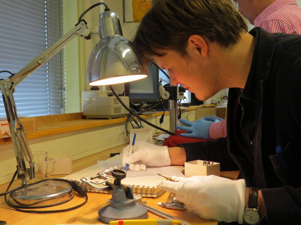 Auke Gerrits, restaurator van Museum Boerhaave, bezig met het authenticiteitsonderzoek naar de ‘nieuwe’ zilveren Leeuwenhoek-microscoop (Museum Boerhaave)