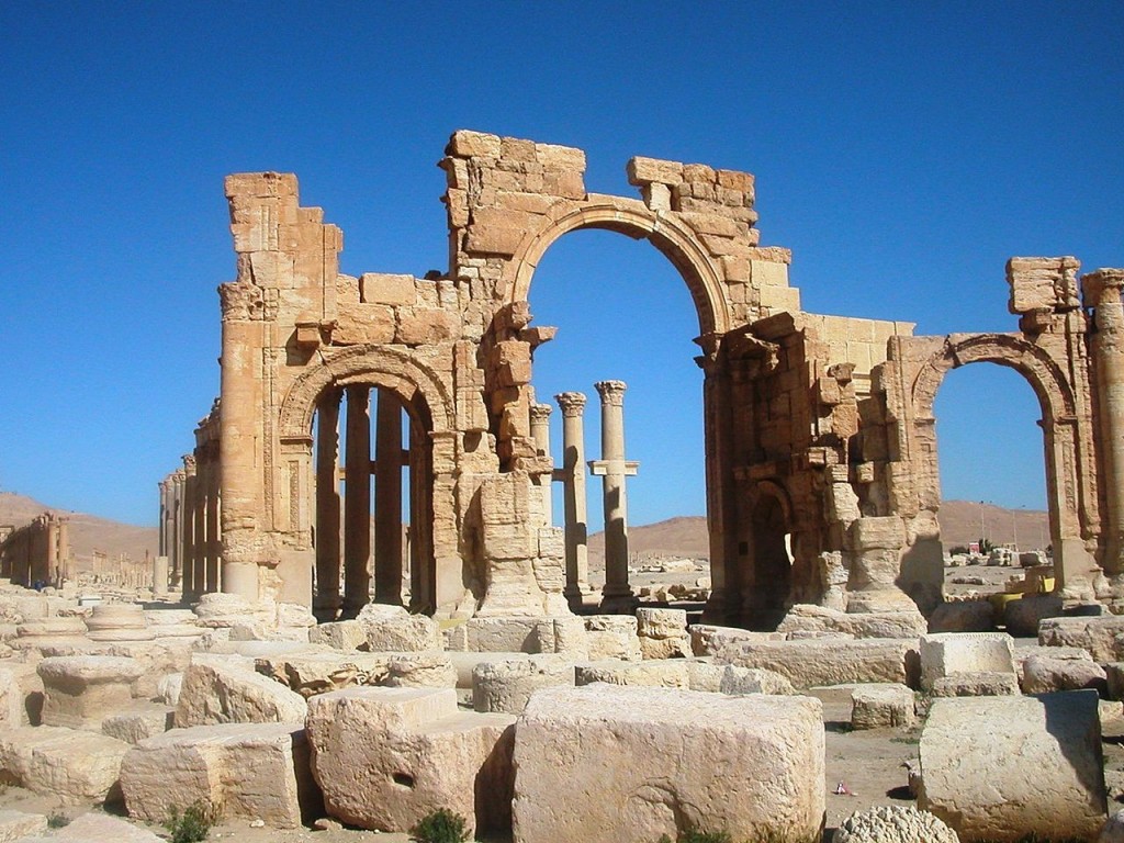 Grote boog aan begin van de colonnadestraat van Palmyra