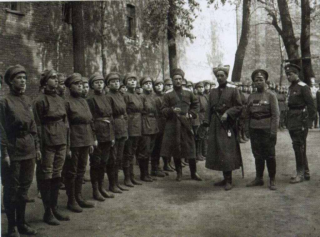 Maria Bochkareva (2e van rechts) en het Vrouwenbataljon des Doods. Bron: spotlights.fold3.com