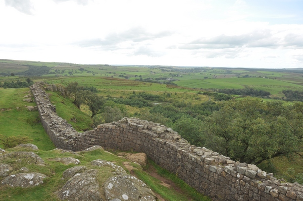 De stenen muur in Engeland (Walltown Crags)
