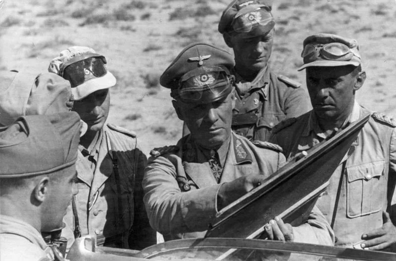 Rommel met zijn staf in Afrika, juni 1942. Bron: Bundesarchiv Bild, Duitsland.