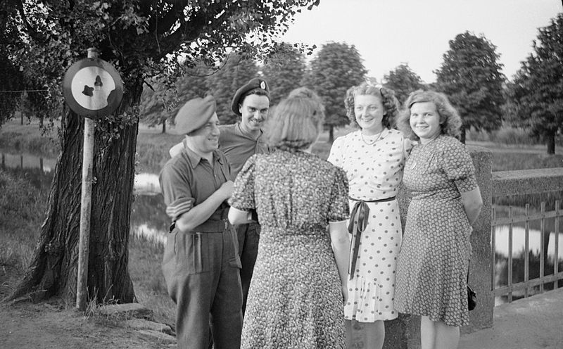 Britse soldaten kletsen met Duitse meisjes, 16 juli 1945 (IWM)