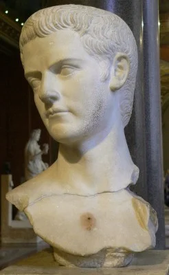 Buste van Gaius Caligula met een baard als teken van rouw om zijn zus Iulia Drusilla. (39-41 n.Chr.,Louvre, Ma 1234)