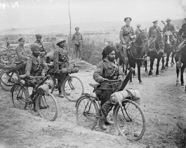 Indiase soldaten op de fiets tijdens de Slag bij De Somme in 1916. Bron: Wikimedia