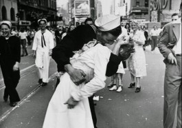 V-J Day in Times Square - Alfred Eisenstaedt