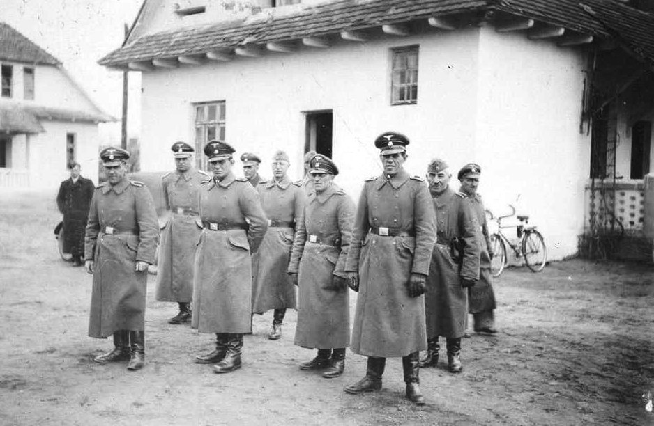Van rechts naar links SS Rottenführer Heinrich Barbl, Artur Dachsel, Lorenz Hackenholt, Ernst Zierke, Max-Gringers, onbekend, Reinholt Feis, Karl Schluch en Fritz Tauscher. (Foto gemaakt in 1942)