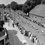 Tour de France in Nederland. Eerste etappe (Amsterdam-Brasschaat-Antwerpen). Het peloton op de Zandvoortselaan tussen Zandvoort en Heemstede, 8 juli 1954. (cc - Nationaal Archief)