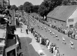 Tour de France in Nederland. Eerste etappe (Amsterdam-Brasschaat-Antwerpen). Het peloton op de Zandvoortselaan tussen Zandvoort en Heemstede, 8 juli 1954. (cc - Nationaal Archief)
