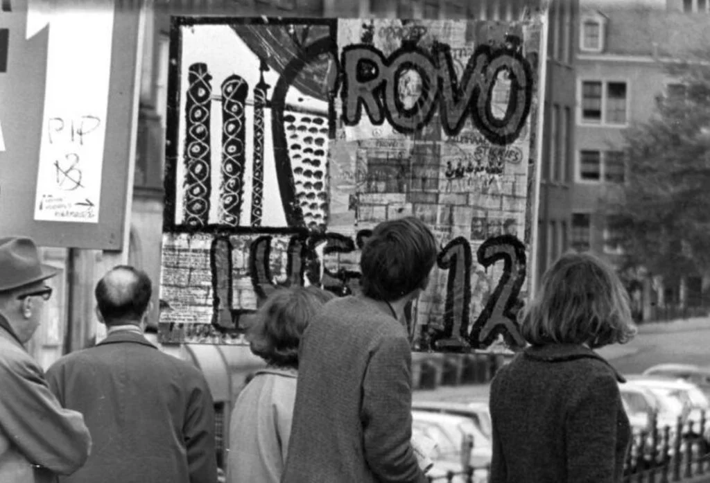 Het eerste verkiezingsbord van de Provopartij te Amsterdam, 8 mei 1966