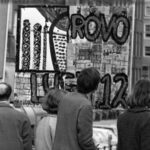 Het eerste verkiezingsbord van de Provopartij te Amsterdam, 8 mei 1966