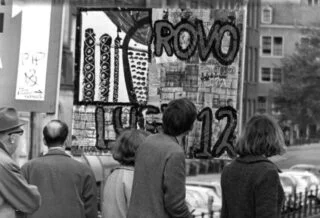 Het eerste verkiezingsbord van de Provopartij te Amsterdam, 8 mei 1966