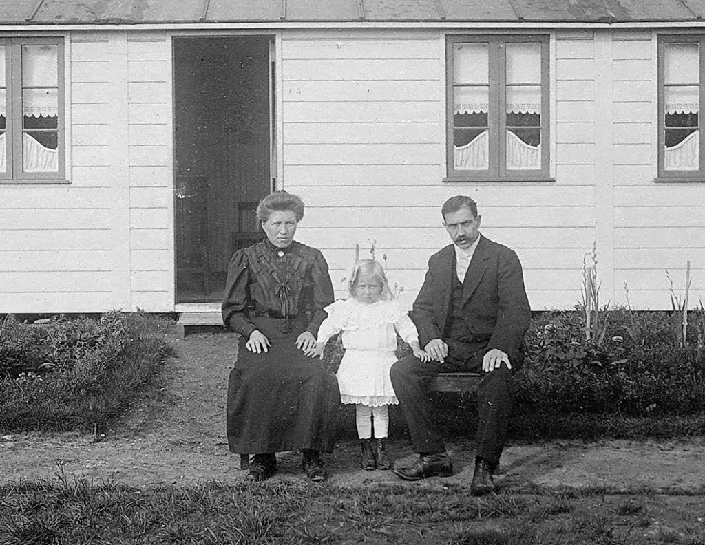 Belgisch vluchtelingen gezin voor hun Deens huisje Vluchtoord Ede ca 1916