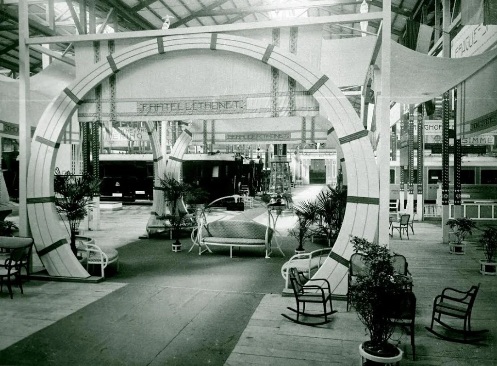 Oostenrijks paviljoen met Thonet-meubelen en rijtuigen, 1906