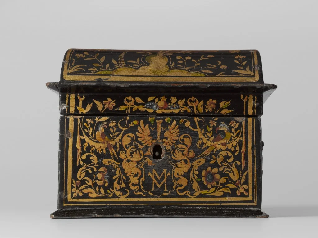 Kist, beschilderd met bladranken, bloemen, vogels en een wapenschild met het monogram VM, toegeschreven aan Willem Kick, 1618