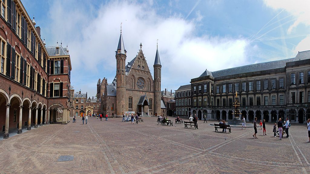 Binnenaanzicht van het Binnenhof, met in het midden de Ridderzaal (Wiki - Ralf Roletschek)