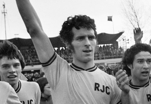 Dick Nanninga in 1975 nadat hij met zijn club van Feyenoord heeft gewonnen (cc - Nationaal Archief Anefo / Mieremet, R.)