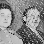 Julius en Ethel Rosenberg verlaten een Amerikaanse rechtbank na schuldig te zijn bevonden, 1951