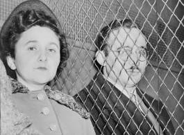 Julius en Ethel Rosenberg verlaten een Amerikaanse rechtbank na schuldig te zijn bevonden, 1951