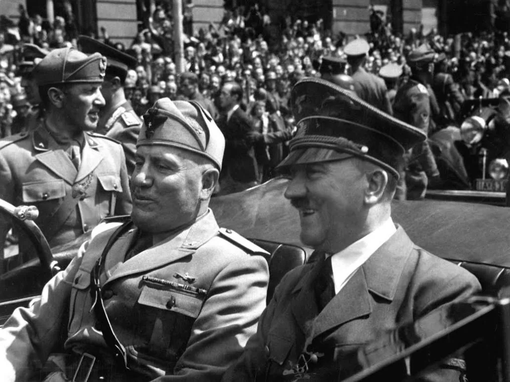 Benito Mussolini en Adolf Hitler in een auto, juni 1940. Bron: Wikipedia