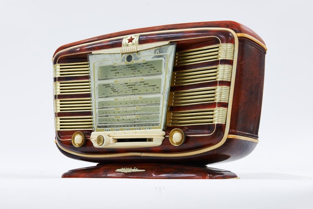 Zvezda, luxe radio, 1954 (kopie naar Frans toestel SNR Excelsior 52)