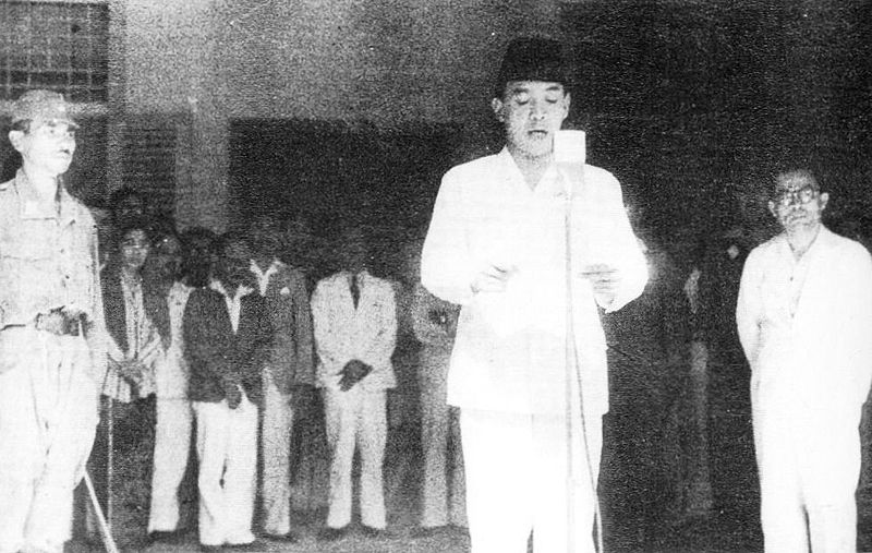 Soekarno roept de onafhankelijkheid uit. Bron: soekarno.net