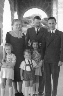 Adolf Hitler en de familie Goebbels, 1938. Bron: Wikipedia