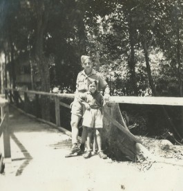 Evert-Jan Nijboer poseert voor de foto samen met een Indonesisch jongetje