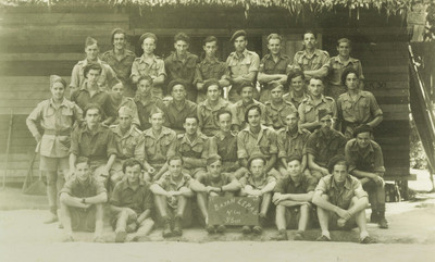 Een groepsfoto van het bataljon als het in Maleisië ligt.