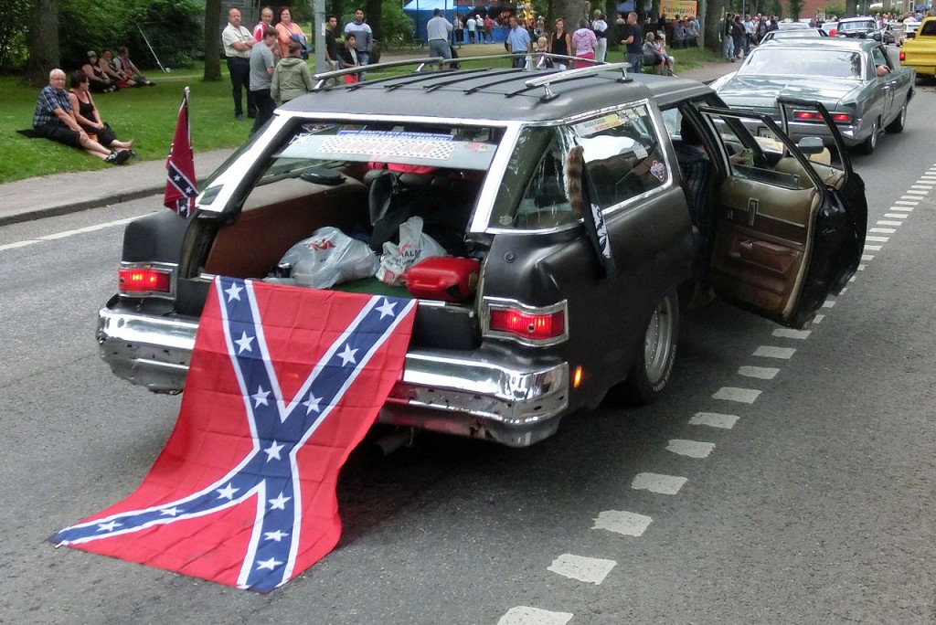 Confederatievlag achter een Amerikaanse auto - cc