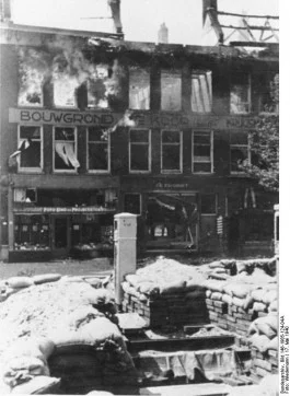 Straatgevechten in Rotterdam. Op de voorgrond een Nederlandse stelling. (Bundesarchiv)