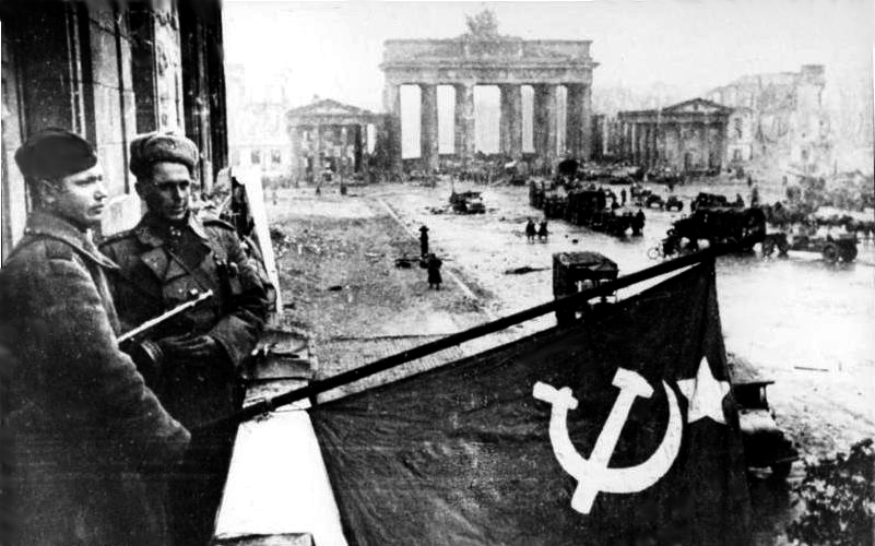 Russen in Berlijn, 1945 (cc - Bundesarchiv)