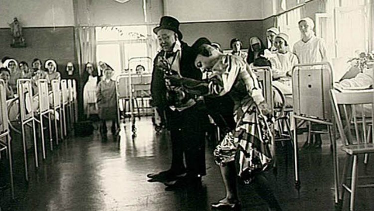 De Fratellini-clowns brengen in 1935 bezoek aan Diaconessenhuis (Pinterest  Máxima Medisch Centrum)