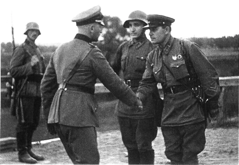 Duitsers en Sovjets schudden elkaar de hand tijdens de invasie van Polen - cc
