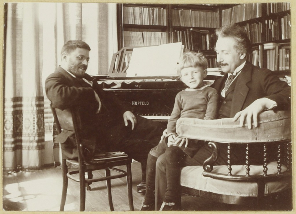 Paul Ehrenfest en Albert Einstein met zoontje Paul Ehrenfest op schoot, juni 1920. (Museum Boerhaave)